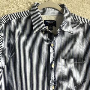 American Eagle Men’s Striped Button up shirt 👔